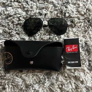 Black Aviator Ray-bans
